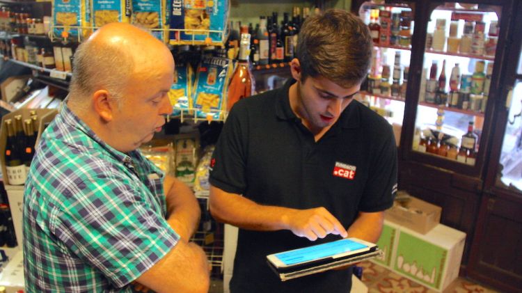 Un comerç de Girona, en el moment de fer-se el web a través de la campanya de la Fundació PuntCAT © ACN