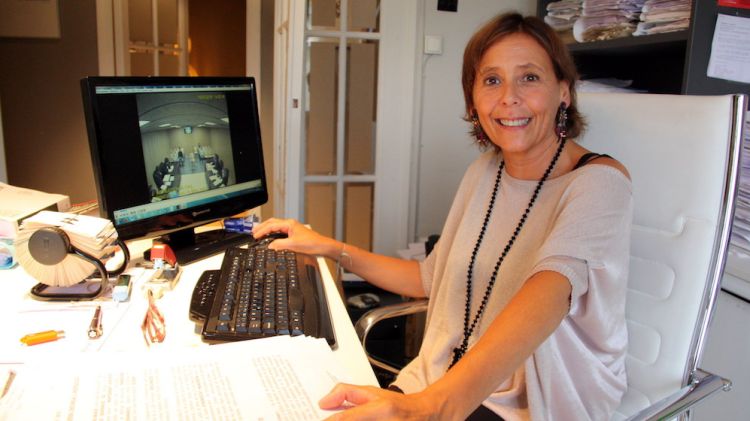 L'advocada Marta Alsina al seu despatx, amb la gravació del judici de faltes on es van produir els fets © ACN