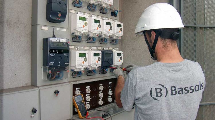 Un tècnic de Bassols Energia treballant en uns comptadors (arxiu) © ACN