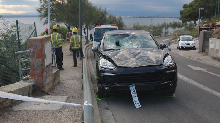 Estat en que va quedar el vehicle que va atropellar el ciclista (arxiu) © ACN