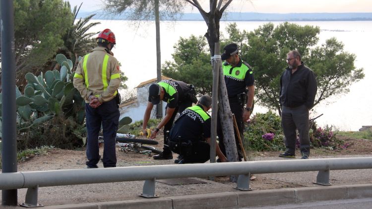 Les forces de seguratat amb la bicicleta de la víctica © ACN