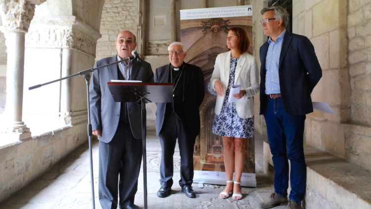 El capítol de la Catedral, el bisbe de Girona i l'alcaldessa de la ciutat, aquest matí © ACN