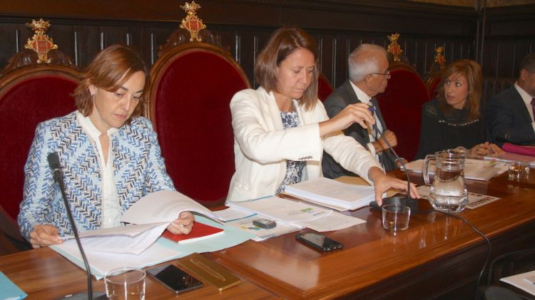 L'alcaldessa de Girona, Marta Madrenas, i altres membres de l'equip de govern al ple d'avui © ACN