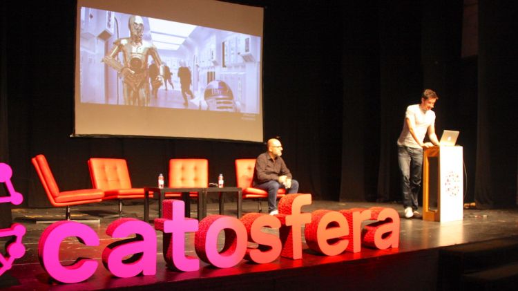 Els creadors de l'assistent virtual fictici 'Puigdebot', avui a la Catosfera © ACN