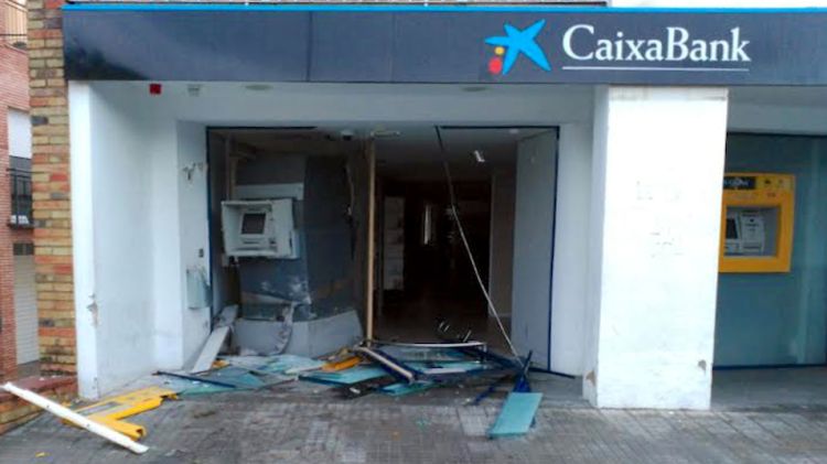 Les destrosses generades a l'entrada de l'entitat bancària © ACN