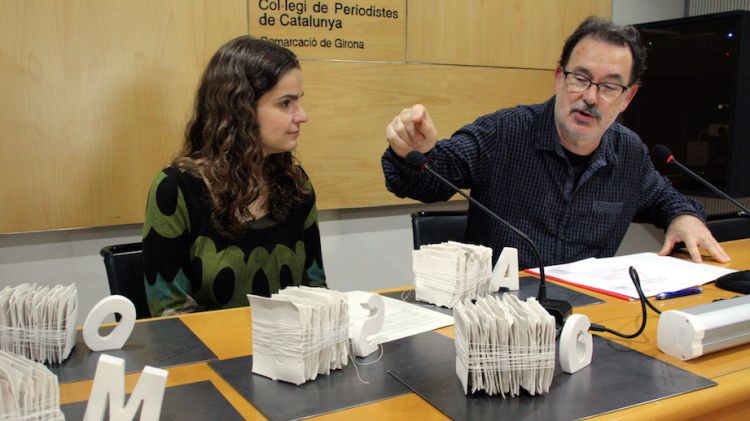 La vicepresidenta del Col·legi de Periodistes de Girona, Laura Fanals, i el president, Joan Ventura © ACN