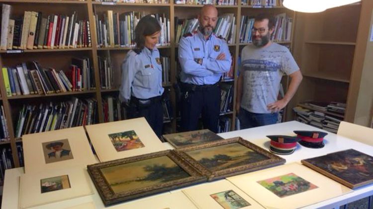 Els Mossos d'Esquadra fent donació dels quadres al Museu de l'Empordà © ACN
