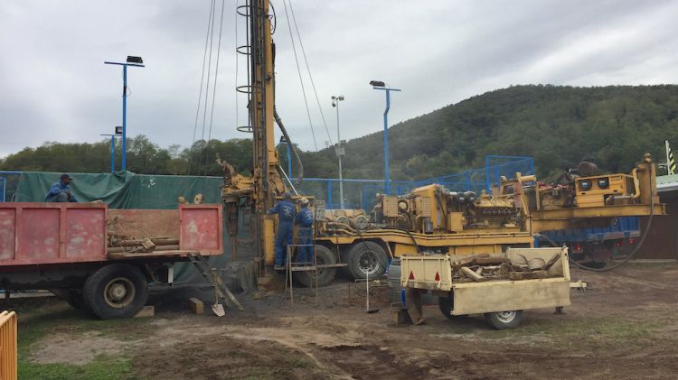 Operaris treballant en la construcció del pou a Santa Pau