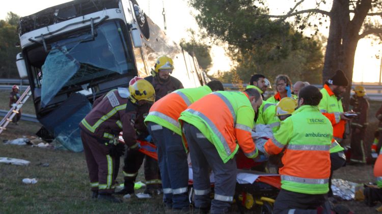 Els equips d'emergències atenent les víctimes © ACN