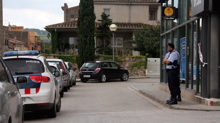 Dos mossos custodien la sucursal, que està precintada © ACN