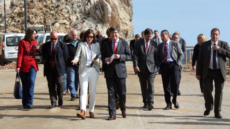 La comitiva d'autoritats caminant pel passeig del Molinet © ACN