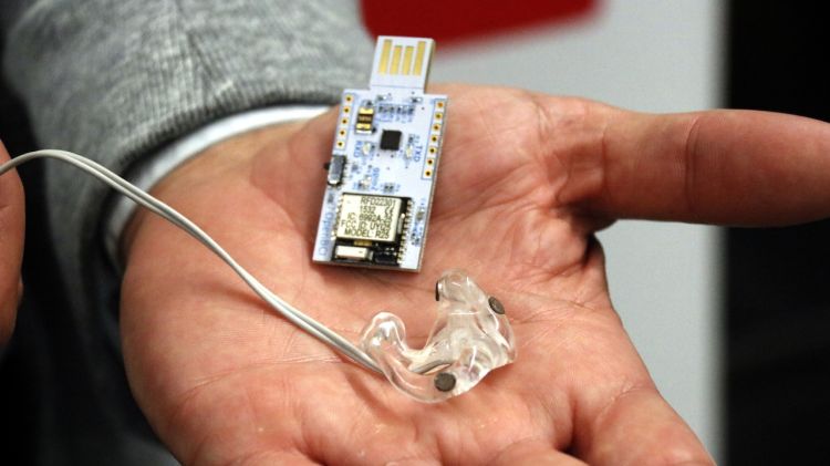 El dispositiu que han creat els dos emprenedors gironins i que permet predir i controlar els atacs d'epilèpsia © ACN