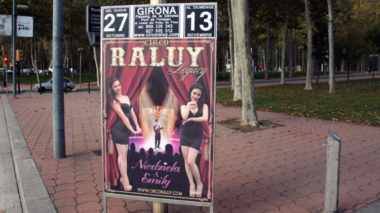 Imatge del cartell on apareixen les dues noies patinadores i que l'Ajuntament de Girona ha demanat retirar © ACN