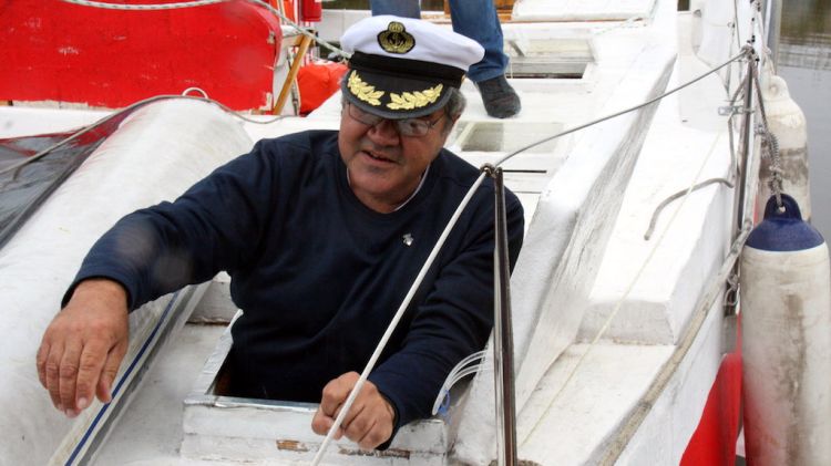 Pepe Soto abans de sortir amb el catamarà des de Roses © ACN