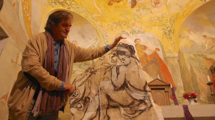 L'artista Ricard Ferrer amb un dels esbossos utilitzats a l'església de Sant Martí © ACN