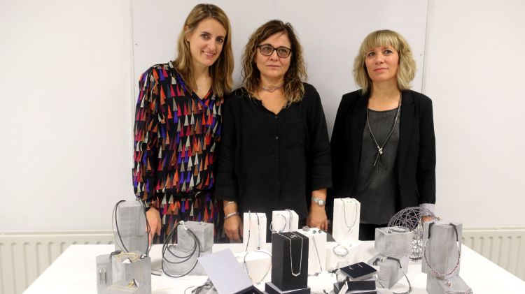 Mariona Quera, Pepita Perich i Ester Triadó, amb la nova col·lecció de joies © ACN