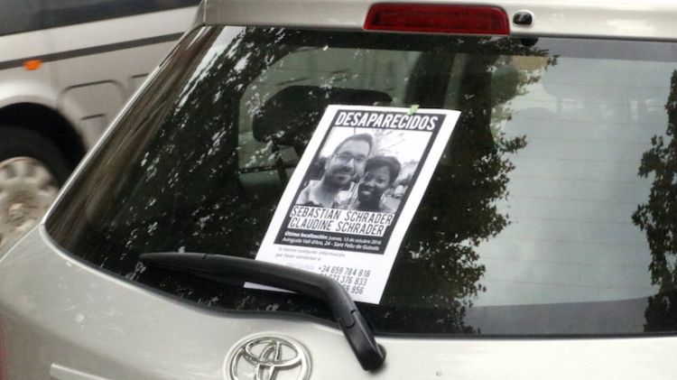 Cartell de la parella desapareguda enganxada al vidre del cotxe que van llogar © ACN