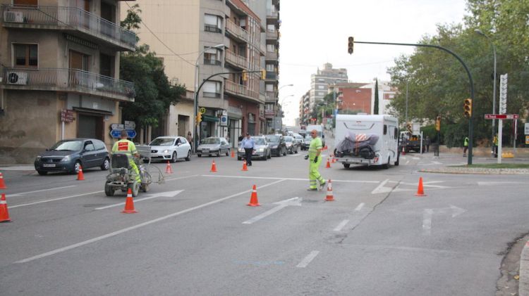 Operaris en el punt on es construirà el giratori de la plaça del Sol de Figueres © ACN