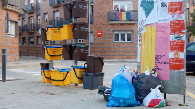 Bosses d'escombraries llançades al terra al costat dels cubells que l'Ajuntament de Celrà ha repartit pel 'porta a porta' © ACN