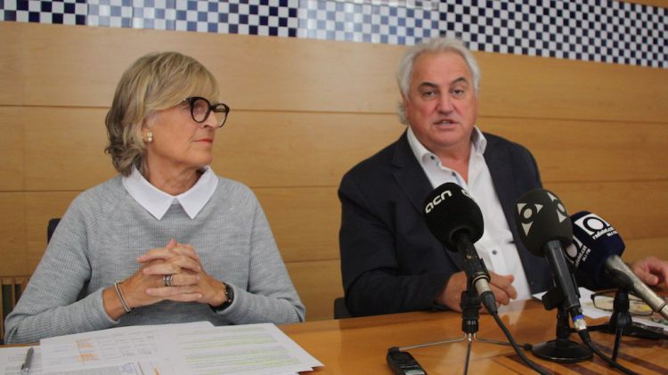 L'alcalde d'Olot, Josep Maria Corominas, i la regidora d'Hisenda, Montse Torras, aquest matí © ACN