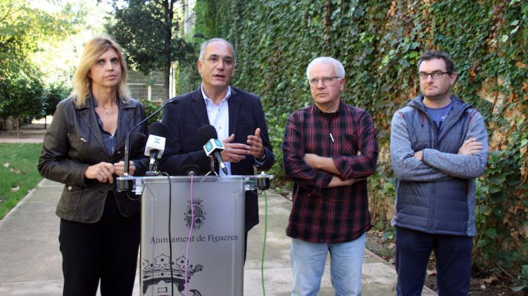 L'alcaldessa de Figueres, Marta Felip, acompanyada per tècnics i regidors en la presentació del pla de plagues © ACN