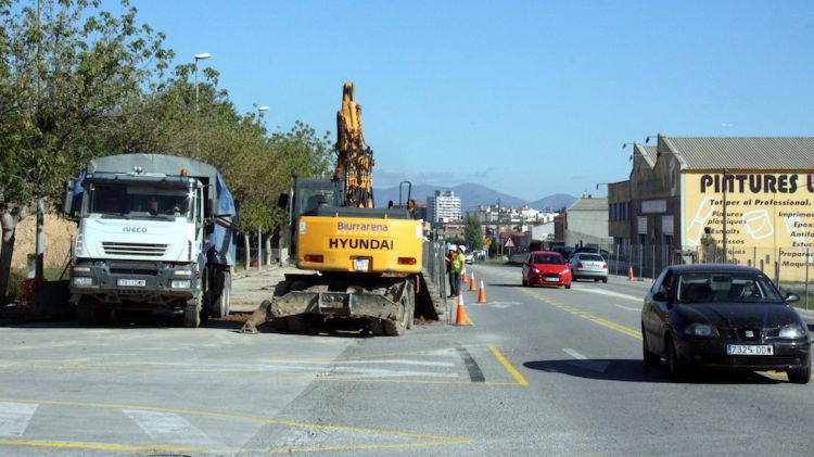 Una màquina treballant a la zona de la intersecció de l'N-260 a Vilafant © ACN