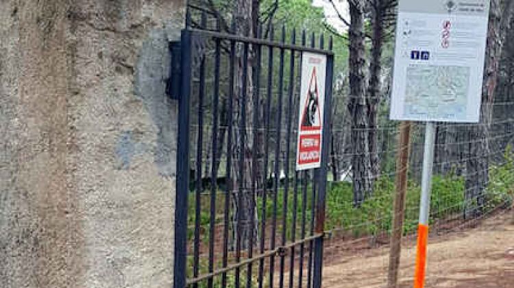 Porta del camí de ronda de Can Juncadella un cop oberta