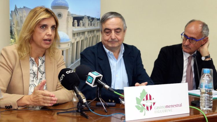 L'alcaldessa de Figueres, Marta Felip, el president el Casino, Eduard Ayats, i l'advocat Josep Cruanyes © ACN