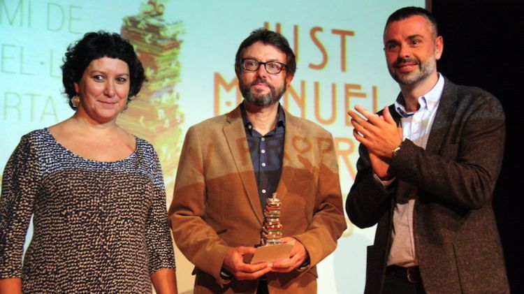El conseller de cultura, Santi Vila, felicita als dos finalistes del premi Just Casero © ACN