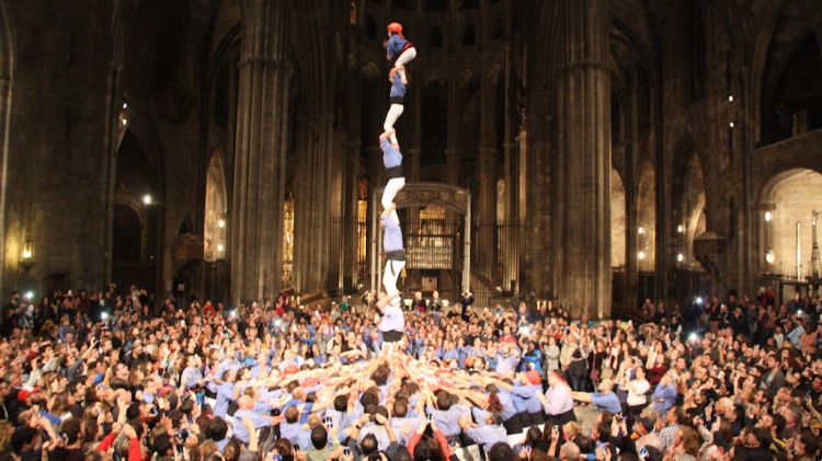 El pilar de 6 que els Marrecs han fet sota la nau gòtica de la catedral de Girona © ACN