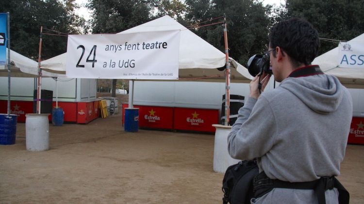 Un fotògraf retrata la barraca dels Amics de l'Aula de Teatre de la UdG © ACN