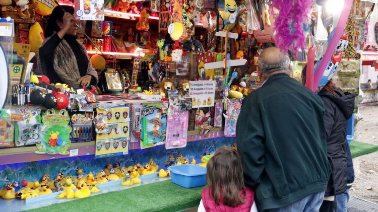 Una família a la tradicional atracció de pesca d'ànecs © ACN