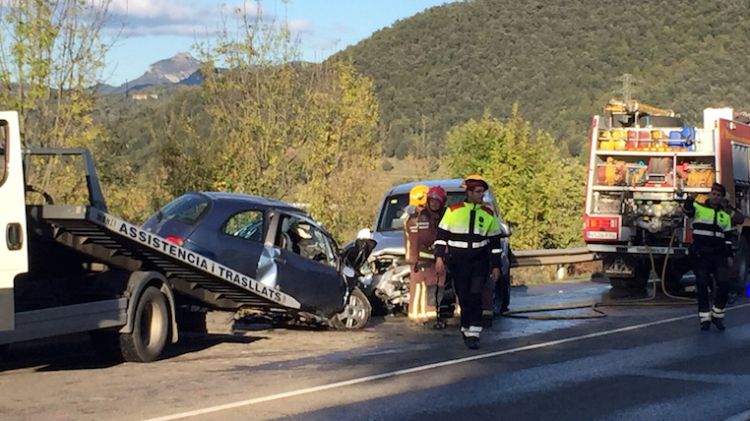 La grua remolcant un dels vehicles implicats en l'accident mortal © Ràdio Olot / Jordi Altesa