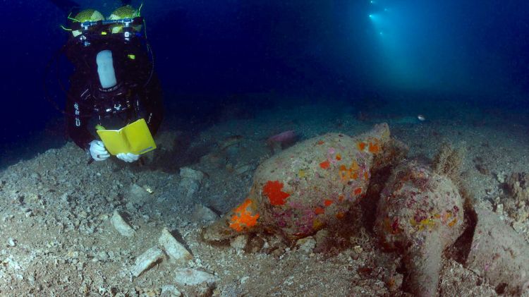 Un submarinista al costat de les àmfores que transportava el vaixell romà del segle I dC © ACN