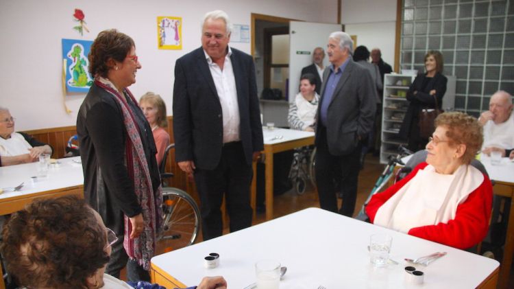 Dolors Bassa acompanyada de Josep Maria Corominas, en la visita a la residència Sant Jaume © ACN