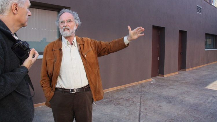El fundador de La Fageda, Cristóbal Colón, i un periodista ahir a les instal·lacions a Santa Pau © ACN
