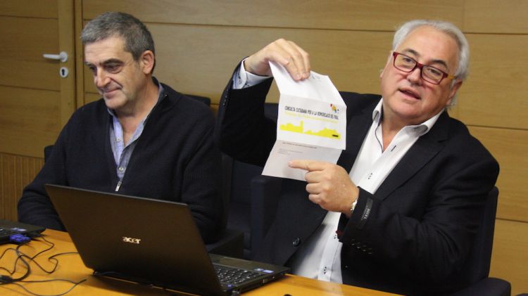 L'alcalde d'Olot, Josep Maria Corominas, mostra on apareix la clau per poder votar a la consulta del Firal © ACN