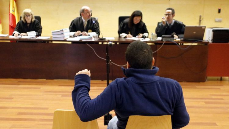 D'esquenes, l'acusat de violar repetidament la fillastra a Girona (arxiu)