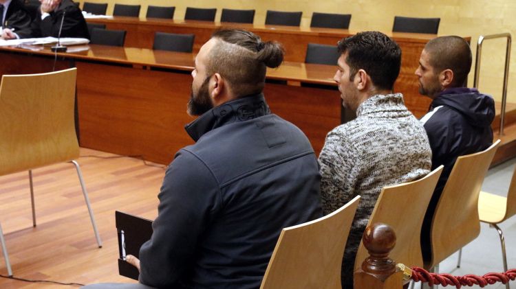 Els tres acusats, asseguts aquest 16 de novembre del 2016 a la banqueta de l'Audiència (arxiu) © ACN