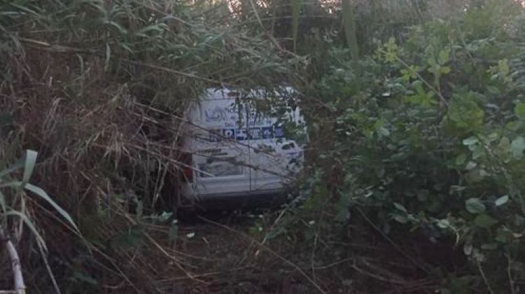 La furgoneta bloquejada al bosc