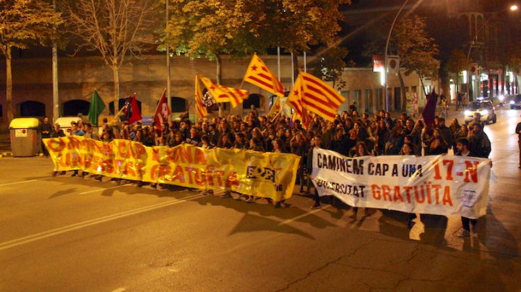 Un moment de la manifestació passant pel centre de Girona © ACN
