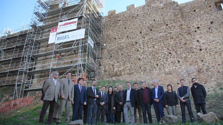 Les autoritats davant el castell de Monstoriu en la part que s'està reconstruint © ACN