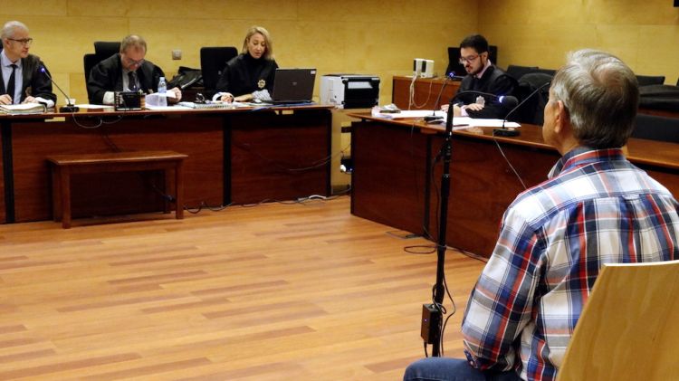 L'acusat assegut aquest matí davant el tribunal de l'Audiència de Girona © ACN
