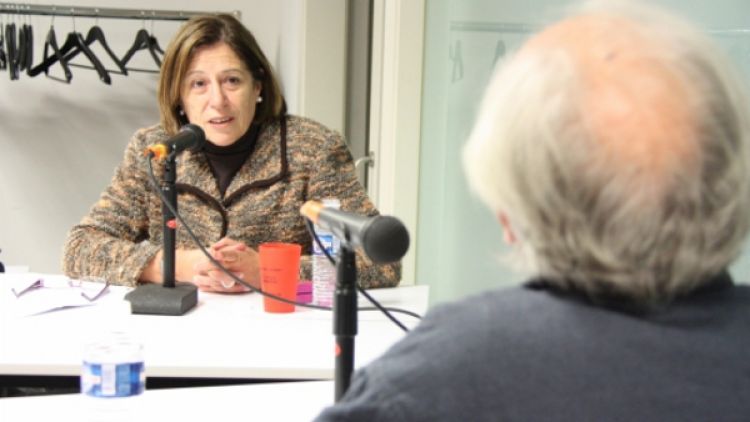 Carme Capdevila durant una entrevista a ràdio Arrels a Perpinyà. ACN