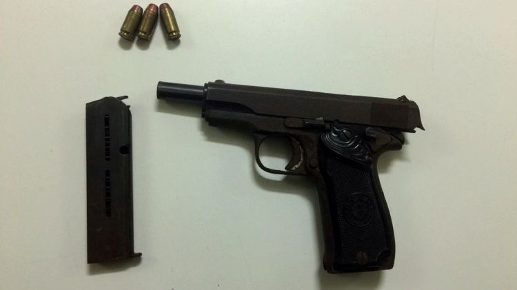 La pistola i els cartutxos de 9 mm que el detingut portava amagats entre el cendrer i el forat del sostre solar del cotxe