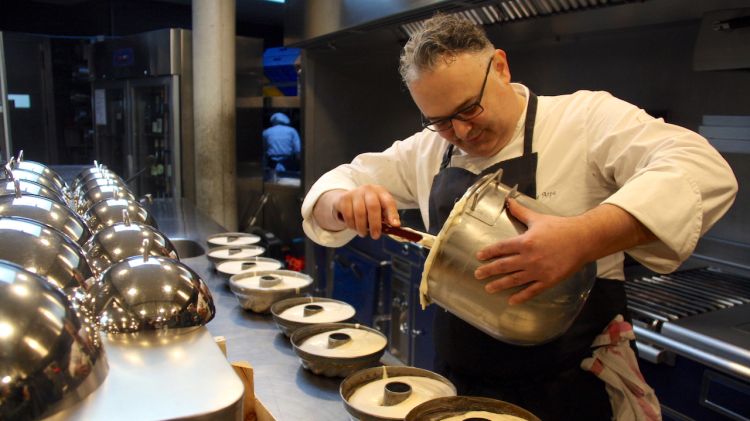 Pere Arpa preparant la tradicional tortada d'ametlles de Banyoles © ACN