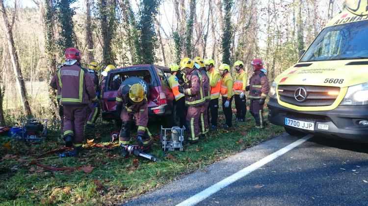 Efectius d'emergències treballant en l'accident de Sant Feliu de Buixalleu © ACN