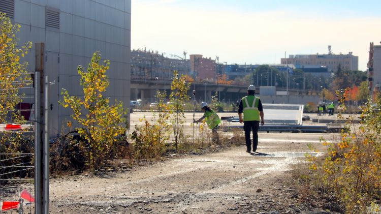 Operaris al davant de l'edifici satèl·lit de l'estació del TAV © ACN