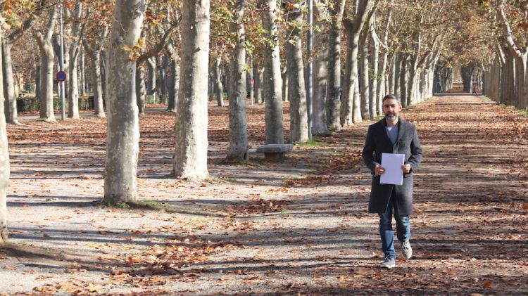 El regidor de Paisatge i Hàbitat Urbà de Girona, Narcís Sastre, al parc de la Devesa © ACN