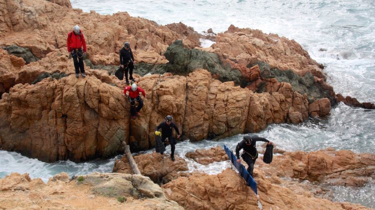 Efectius de la Unitat Aquàtica dels Mossos d'Esquadra cercant l'home de Barcelona desaparegut el passat febrer © ACN
